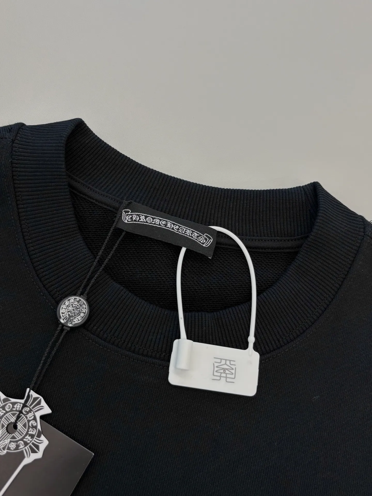 P250 [High Quality] Chrome Hearts Embroidery🪡Cross + Horseshoe‼ ️Round neck sweatshirt *Customized 420g terry cotton fabric, the fabric is soft, skin-friendly and comfortable *Embroidery process: front cross + rivet embroidery *A very simple and elegant classic continuation. It is unparalleled in terms of upper body comfort, interpreting your luxury and taste, and creating your fashion style and charm. Three complete standards. Same style for men and women. 𝐂𝐎𝐋𝐎𝐔𝐑: Black/White 𝐒𝐈𝐙𝐄: S-XL